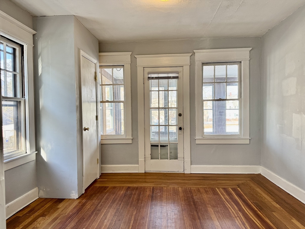 21 Bloomfield Street Springfield, MA 01108 - Photo 4 of 33