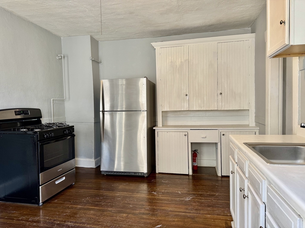 21 Bloomfield Street Springfield, MA 01108 - Photo 9 of 33