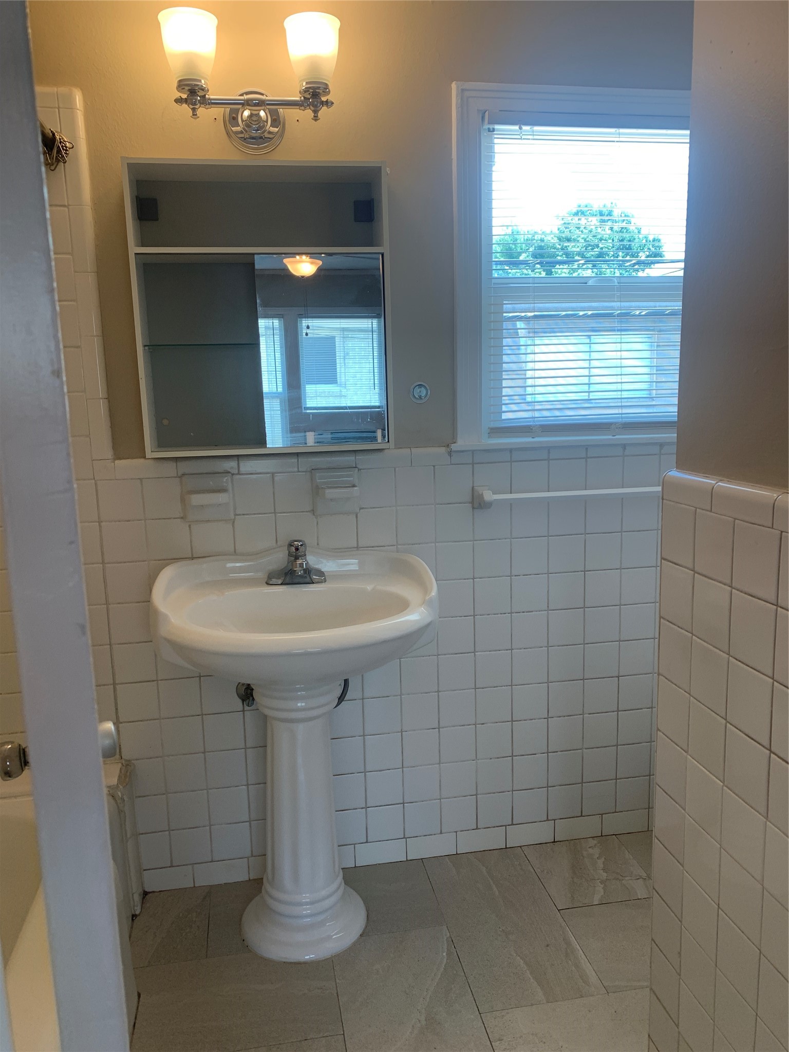 307 Avondale Street, Unit 2 5 Houston, TX 77006 - Photo 22 of 30 View of pedestal sink