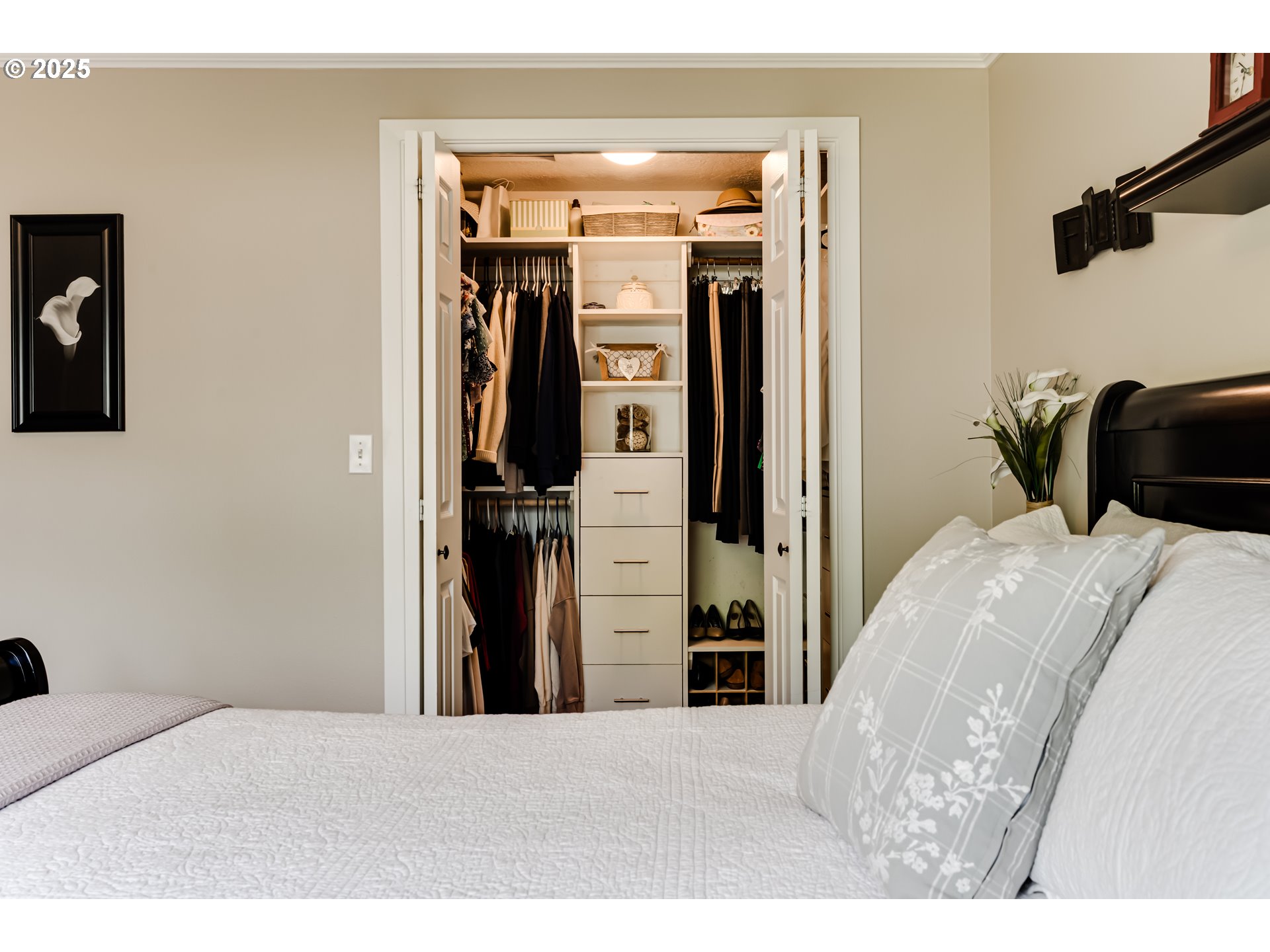 2852 Metolius Drive Eugene, OR 97408 - Photo 31 of 48 a bedroom with a bed and a mirror