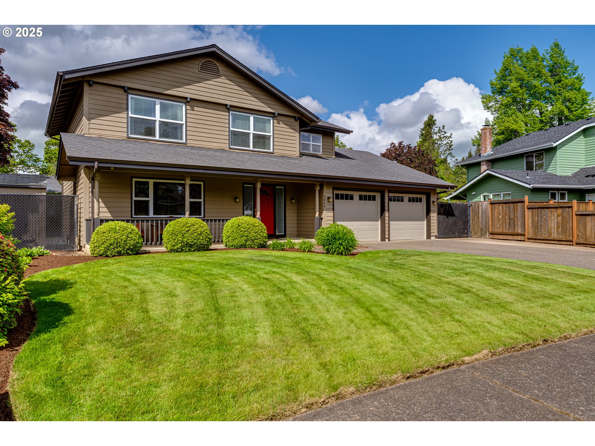 2852 Metolius Drive Eugene, OR 97408 - Photo 4 of 48 a front view of a house with a yard and trees