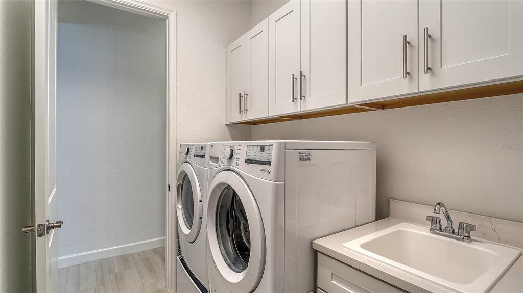 5612 Lightning Whelk Lane Lakewood Ranch, FL 34211 - Photo 38 of 44 a utility room with dryer and washer