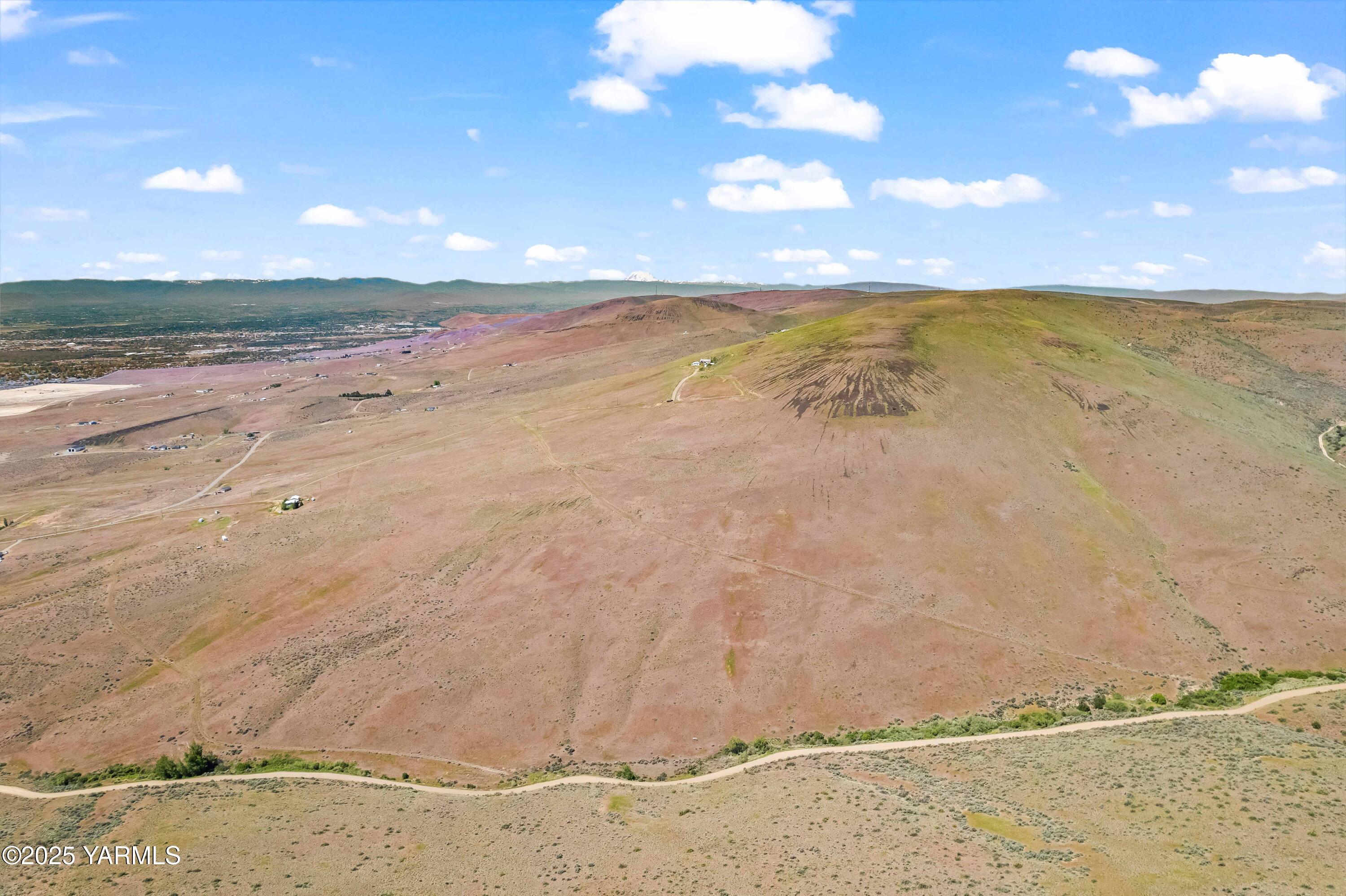 Nka Summerset Drive, Unit 2 Yakima, WA 98901 - Photo 3 of 8 a view of an ocean beach