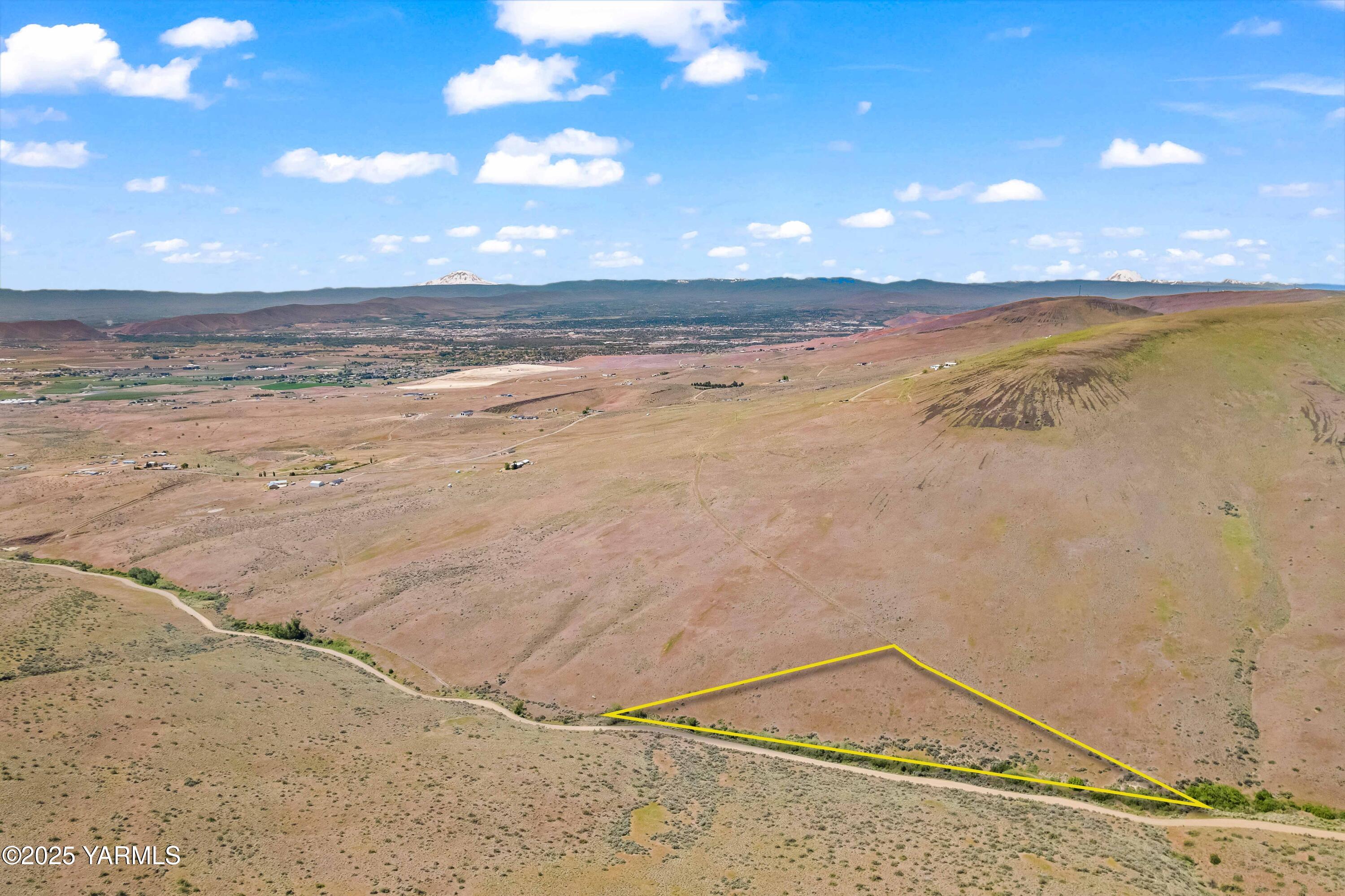 Nka Summerset Drive, Unit 2 Yakima, WA 98901 - Photo 6 of 8 a view of an ocean and beach