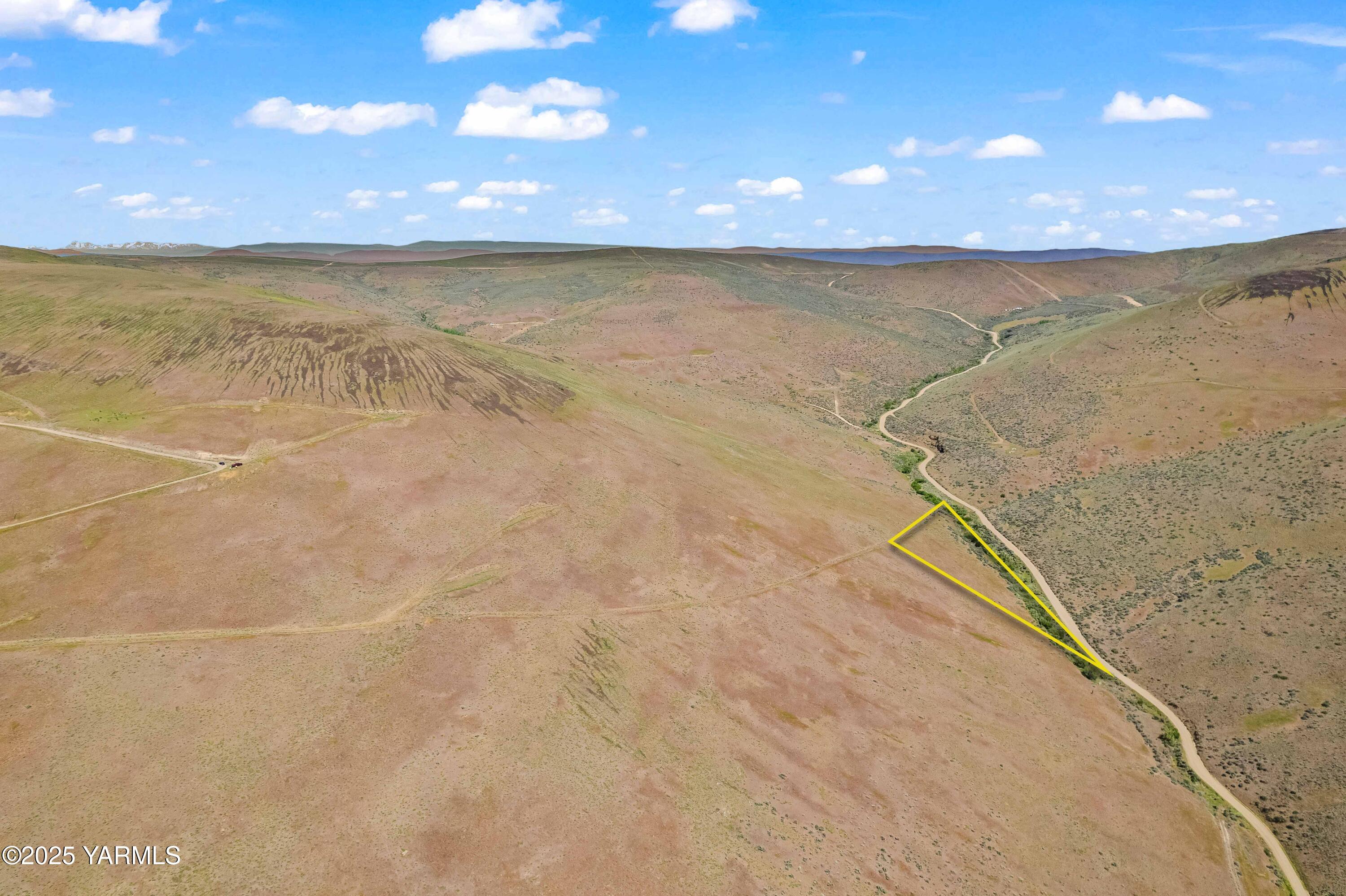 Nka Summerset Drive, Unit 2 Yakima, WA 98901 - Photo 7 of 8 a view of an ocean and beach