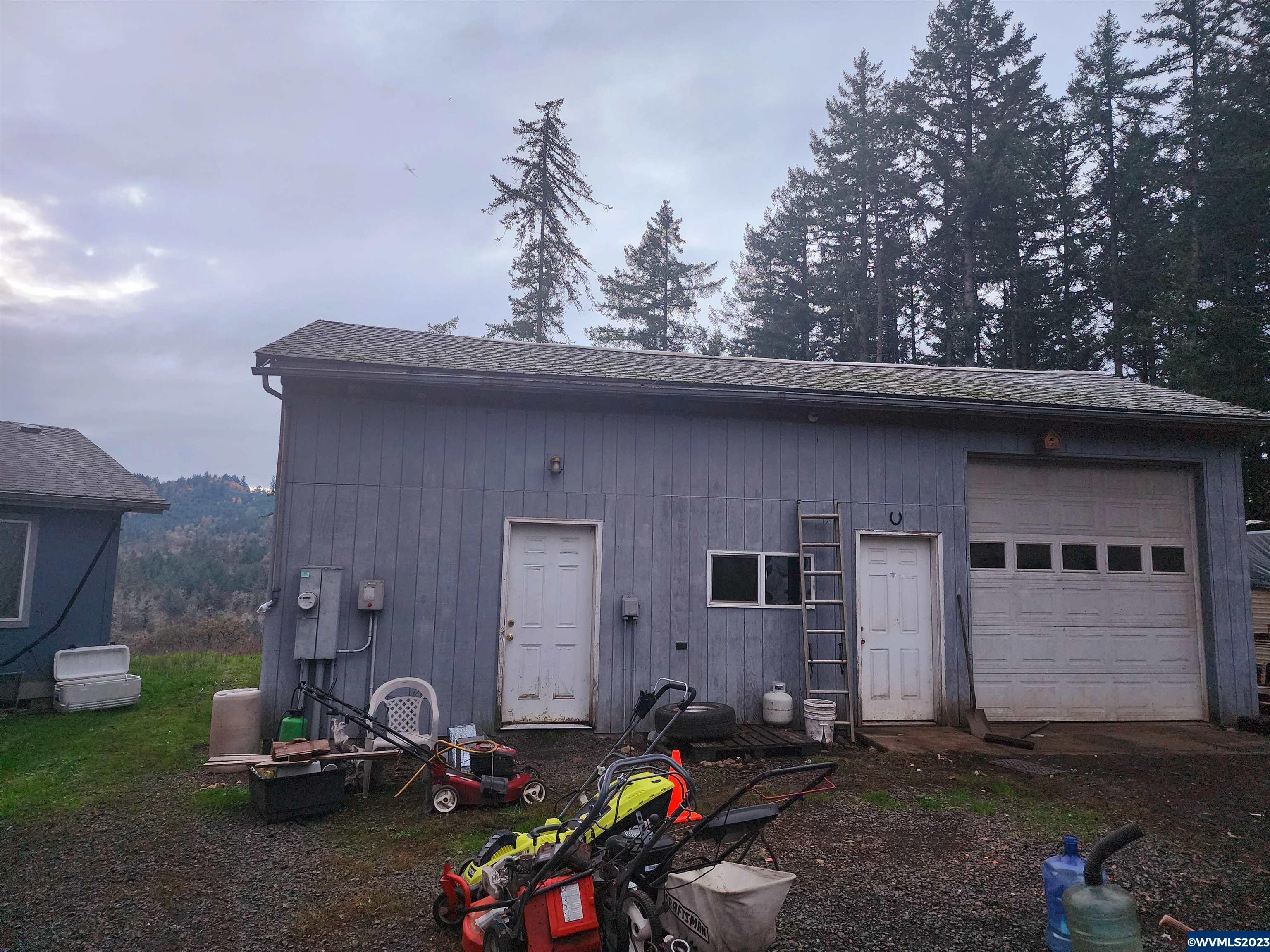 32290 Hardman Road Lebanon, OR 97355 - Photo 2 of 5 a backyard of a house with table and chairs