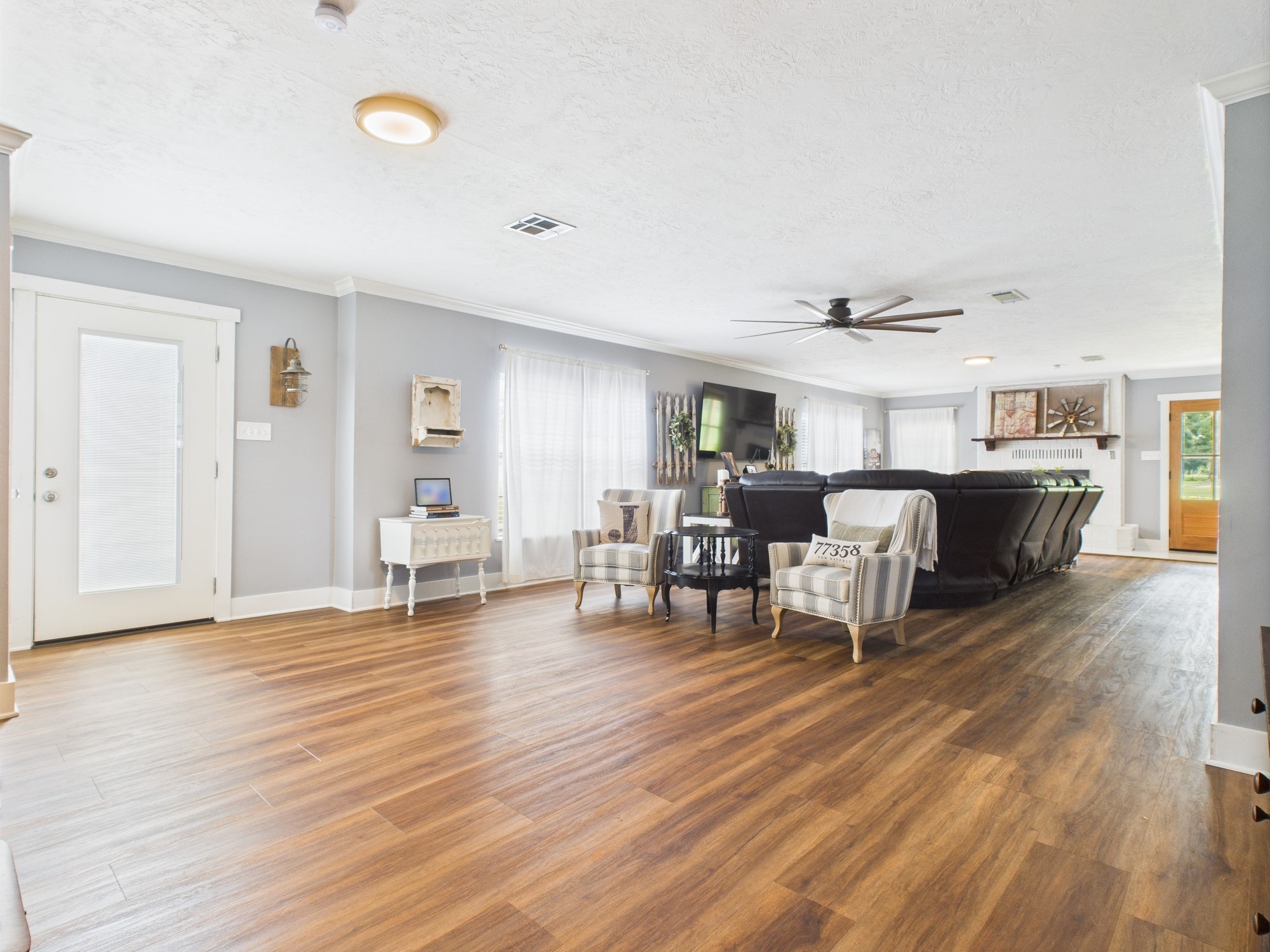 100 Hill Ranch Lane New Waverly, TX 77358 - Photo 22 of 23 a living room with furniture and a wooden floor
