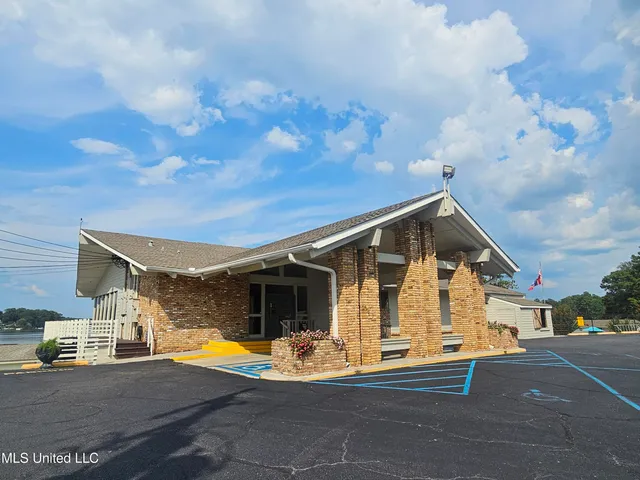 $219,500 | 906 West Lakeshore Drive, Carriere, MS 39426