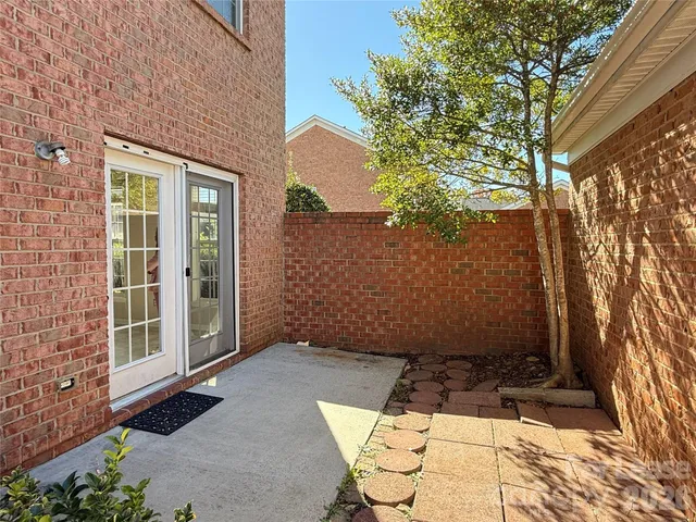a view of backyard with tub