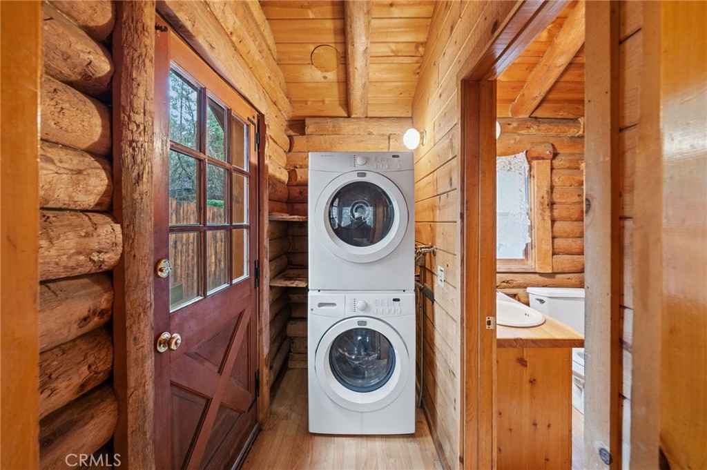 53645 Country Club Drive Idyllwild, CA 92549 - Photo 18 of 33 a utility room with dryer and washer