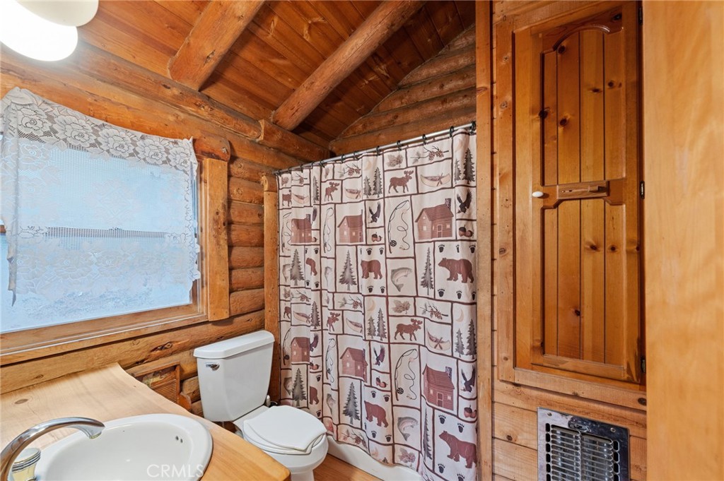 53645 Country Club Drive Idyllwild, CA 92549 - Photo 19 of 33 a bathroom with a toilet and shower curtain