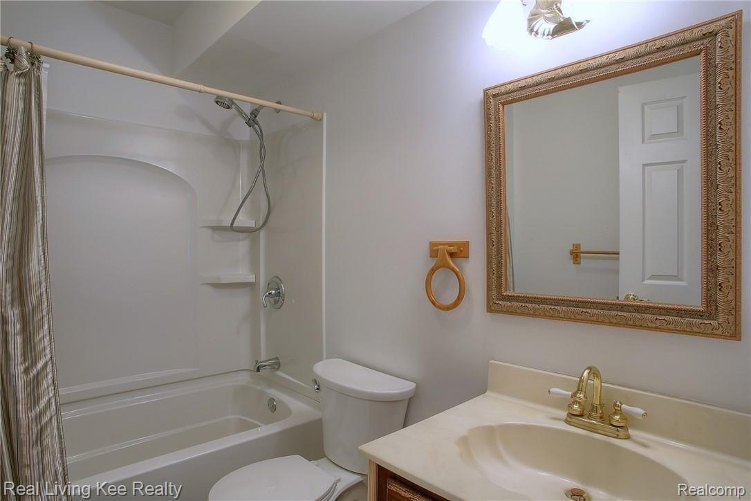68125 Dequindre Road Oakland, MI 48363 - Photo 19 of 40 19-Bathroom.jpg