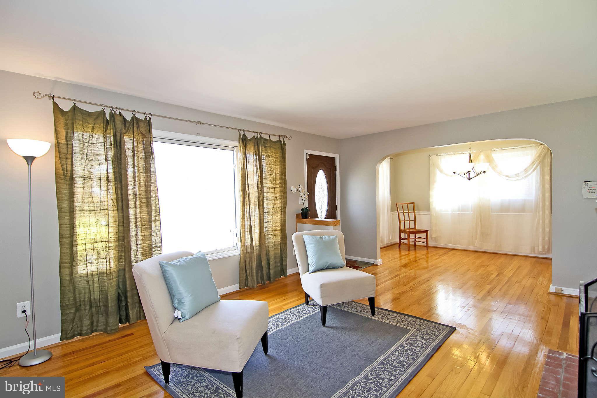 2424 Dennis Avenue Silver Spring, MD 20902 - Photo 4 of 20 Living Room