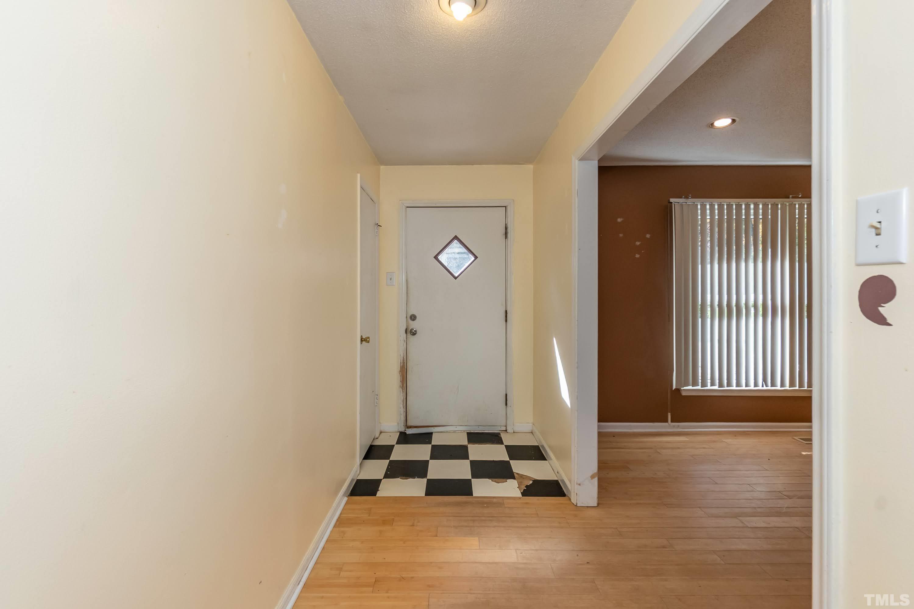 118 Ridgecrest Circle Durham, NC 27712 - Photo 3 of 24 an empty room with window