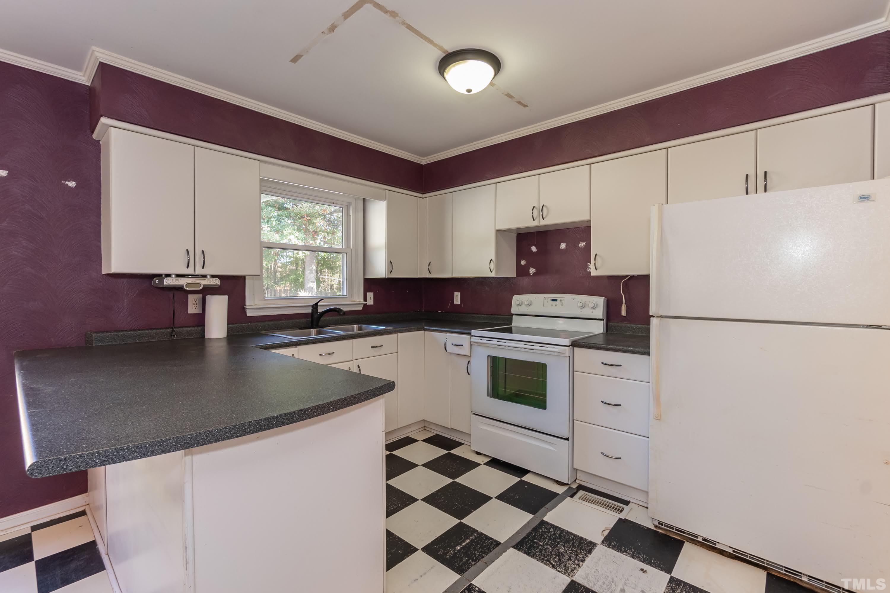 118 Ridgecrest Circle Durham, NC 27712 - Photo 8 of 24 a kitchen with granite countertop a refrigerator sink stove and cabinets
