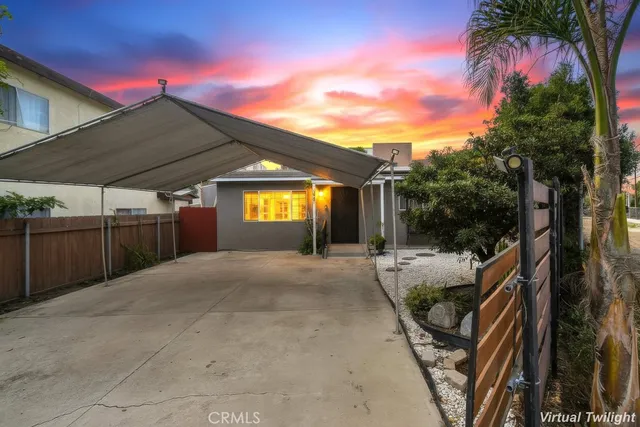 a view of a backyard