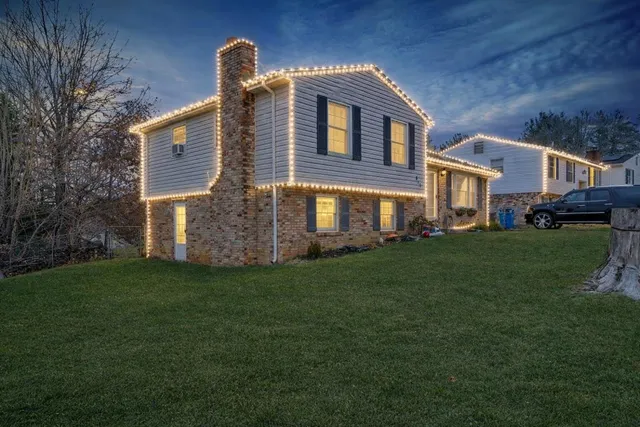 $315,000 | 616 Elmcrest Street Northeast, Roanoke, VA 24019