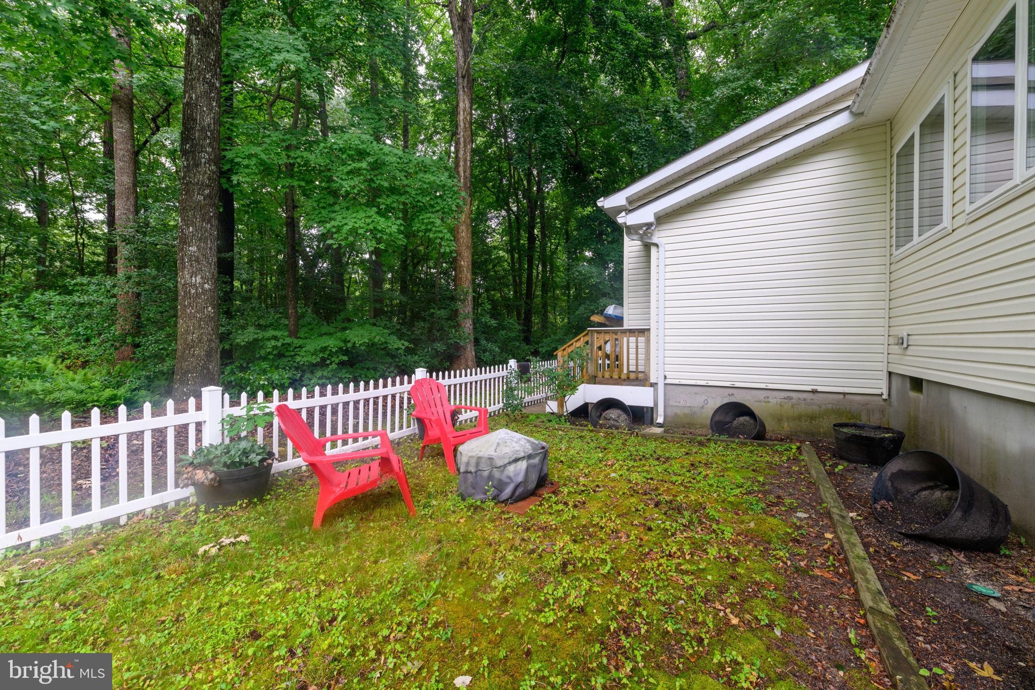 10 Gloucester Road Ocean Pines, MD 21811 - Photo 28 of 37 a backyard of a house with table and chairs