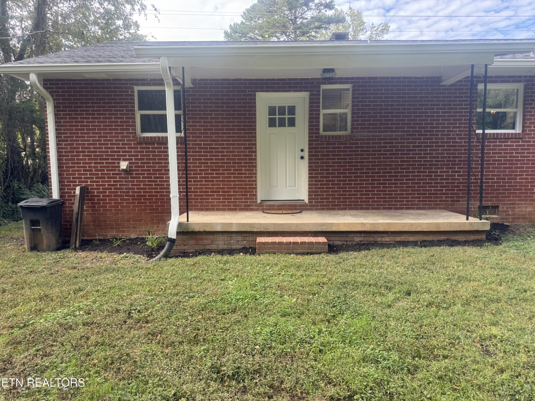 3341 West Wolf Valley Road Clinton, TN 37716 - Photo 23 of 41 a front view of a house with garden