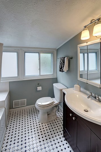 3272 East Scarborough Road Cleveland, OH 44118 - Photo 16 of 18 Updated second floor bath.