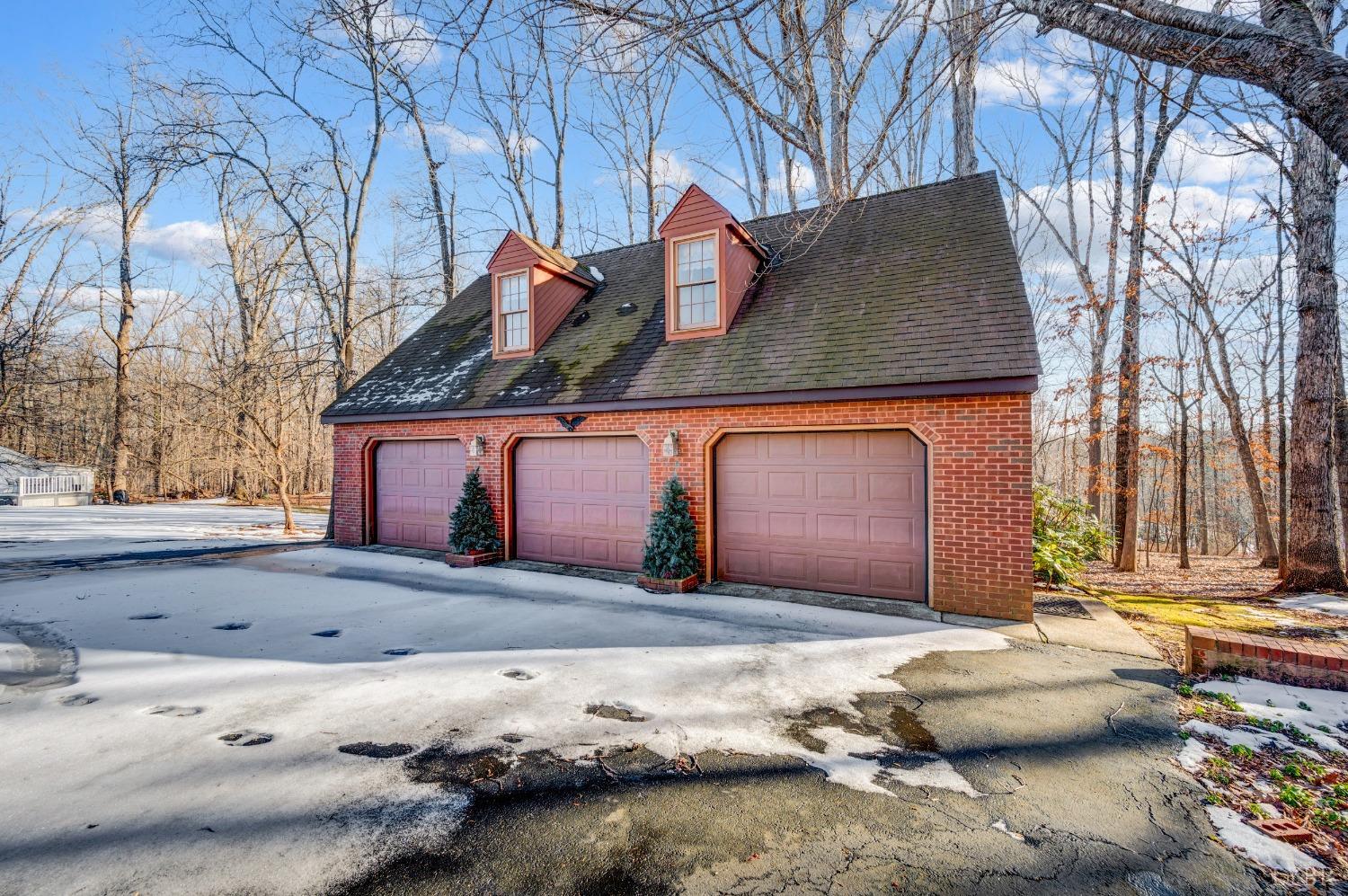 211 Sunset Drive Amherst, VA 24521 - Photo 72 of 76 a front view of a house with a yard