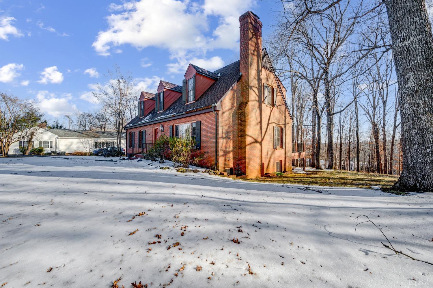 211 Sunset Drive Amherst, VA 24521 - Photo 8 of 76 BEAUTIFUL FROM ALL SIDES!