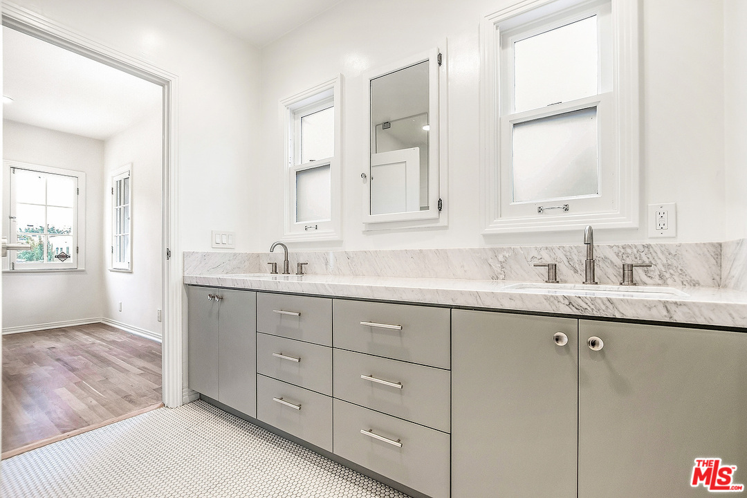 3735 Moore Street Los Angeles, CA 90066 - Photo 19 of 34 a bathroom with double sink and a mirror