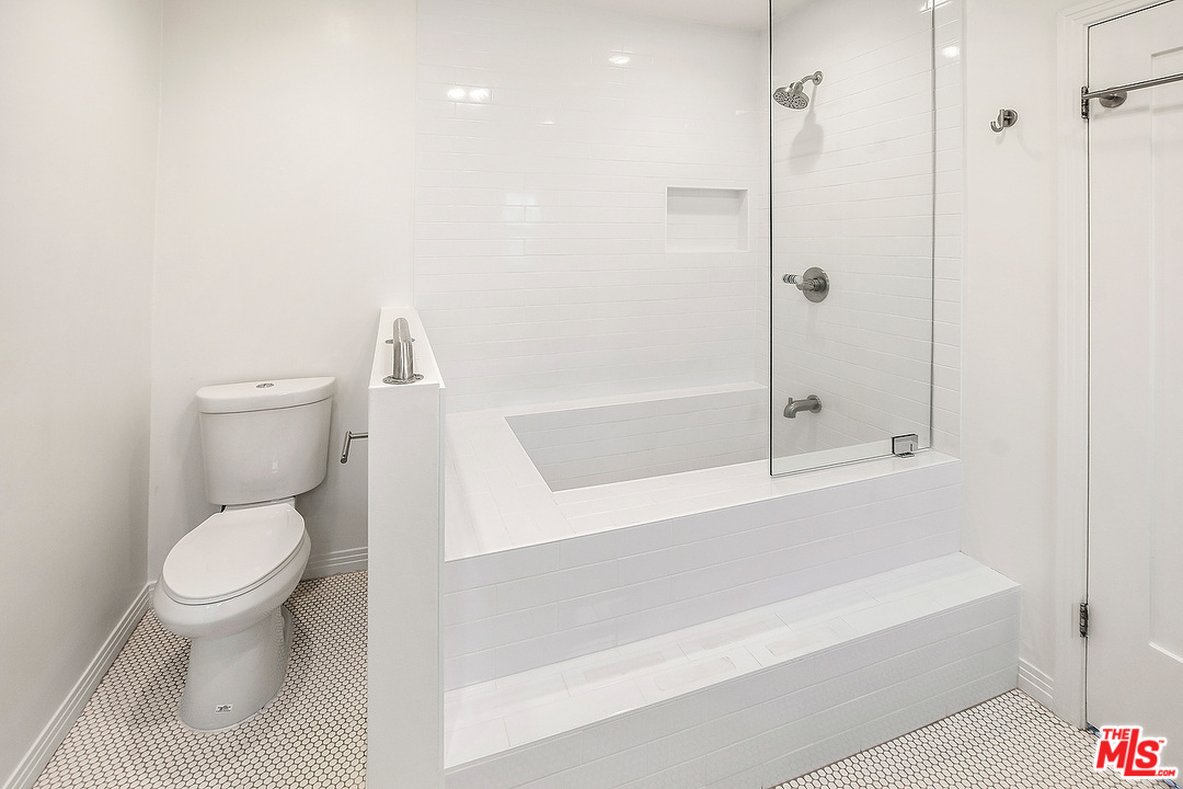 3735 Moore Street Los Angeles, CA 90066 - Photo 20 of 34 a bathroom with a toilet and a bathtub
