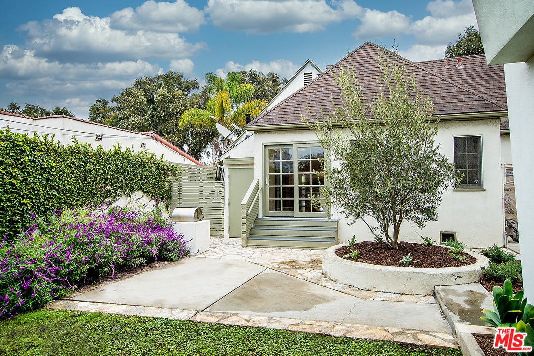 3735 Moore Street Los Angeles, CA 90066 - Photo 21 of 34 a front view of a house with a yard