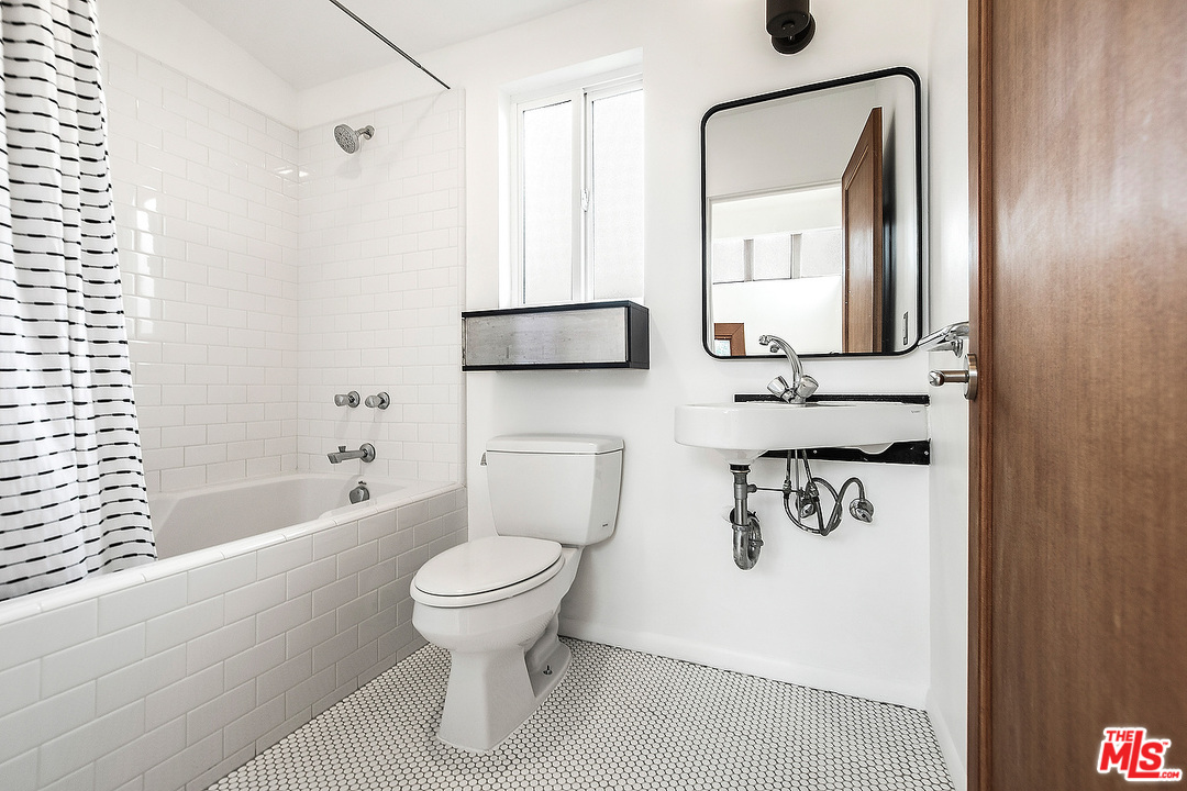 3735 Moore Street Los Angeles, CA 90066 - Photo 28 of 34 a bathroom with a toilet sink and shower