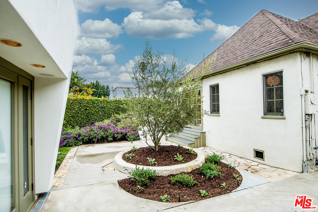 3735 Moore Street Los Angeles, CA 90066 - Photo 33 of 34 a house view with a garden space
