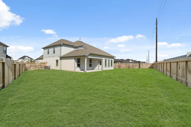 a view of a house with backyard and garden
