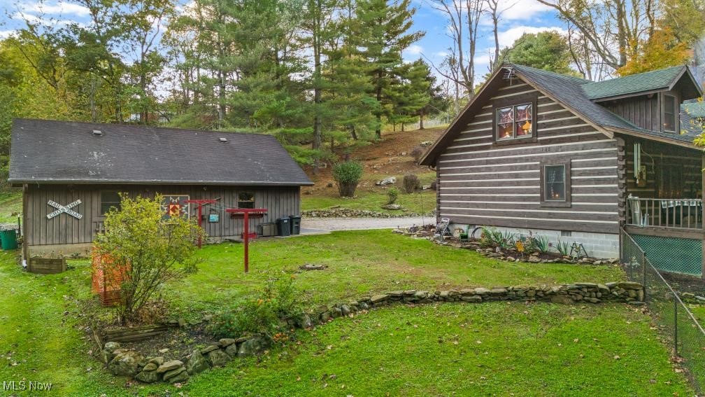 View of yard featuring an outbuilding