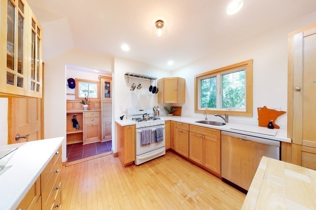 7 Hillcrest Road Beverly, MA 01915 - Photo 9 of 23 Gallery Image 9