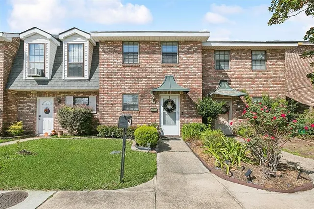 $179,900 | 317 Ormond Meadows Drive, Unit C, Destrehan, LA 70047