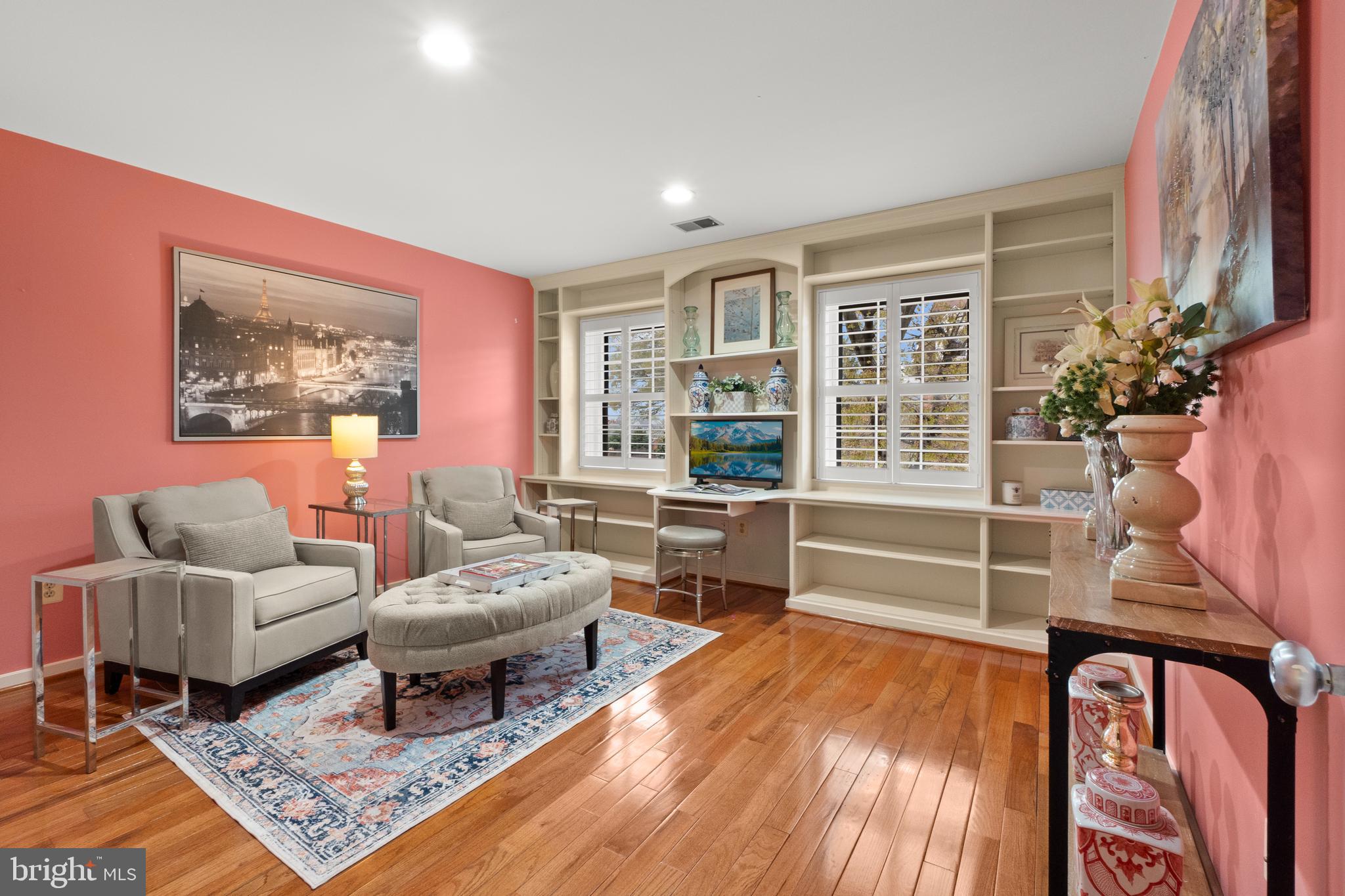 6315 Manchester Way Alexandria, VA 22312 - Photo 26 of 51 a living room with furniture and a large window