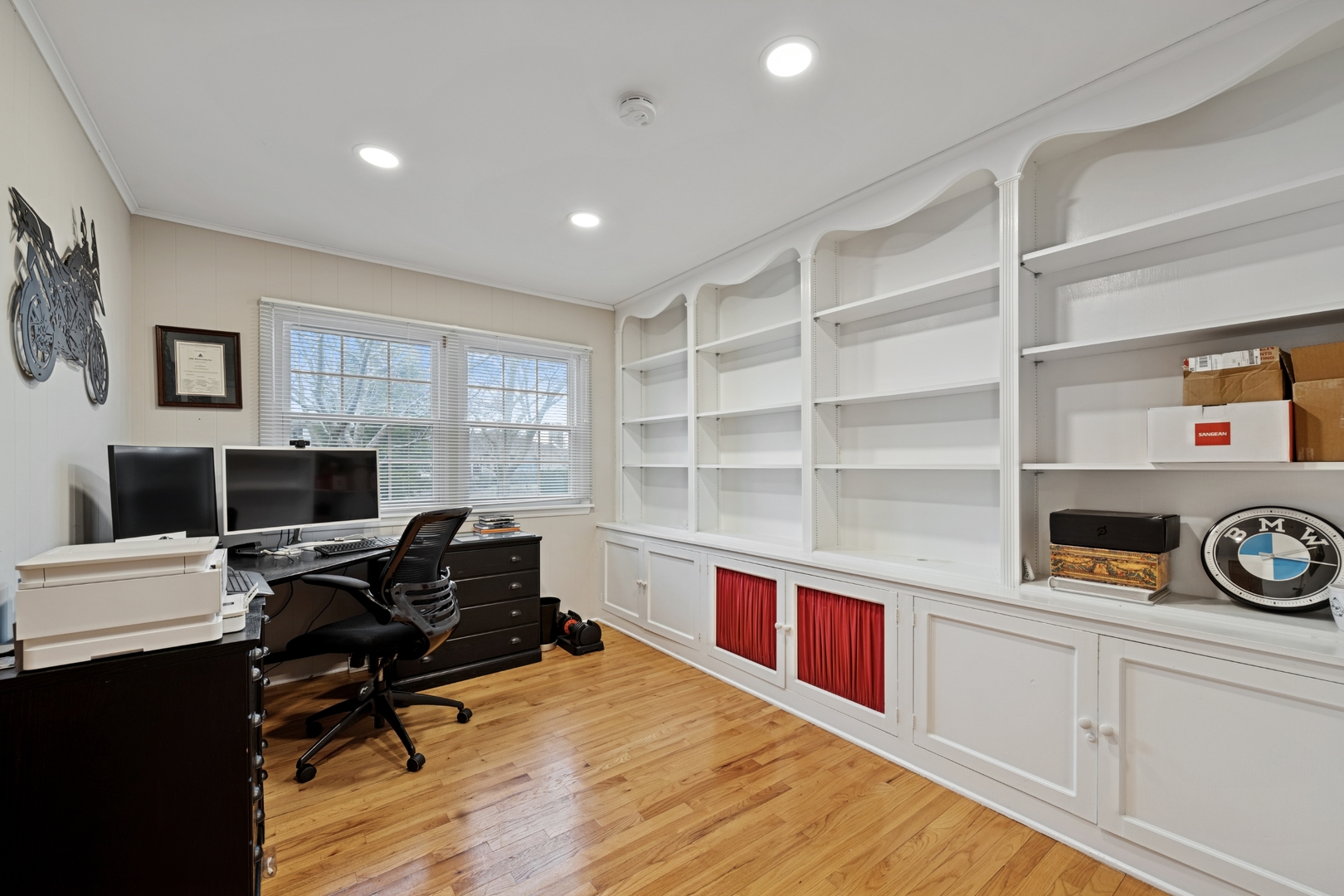 151 Walton Street Barrington, IL 60010 - Photo 11 of 22 a room with furniture and a wooden floor