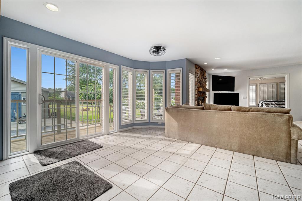 20019 Farmington Road Livonia, MI 48152 - Photo 10 of 49 Gallery Image 10