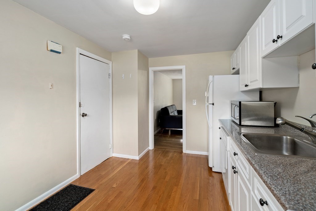 68 Bryon Road, Unit 3 Chestnut Hill, MA 02467 - Photo 3 of 11
