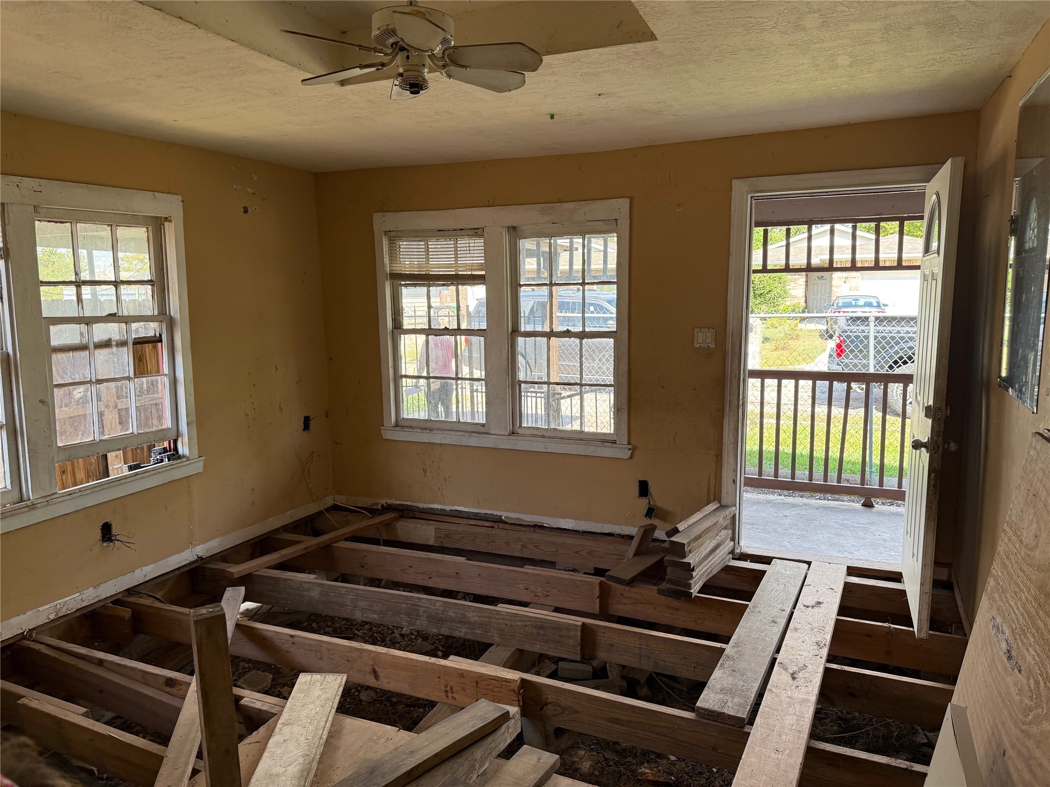 7952 Cinderella Street Houston, TX 77028 - Photo 2 of 18 a room with furniture