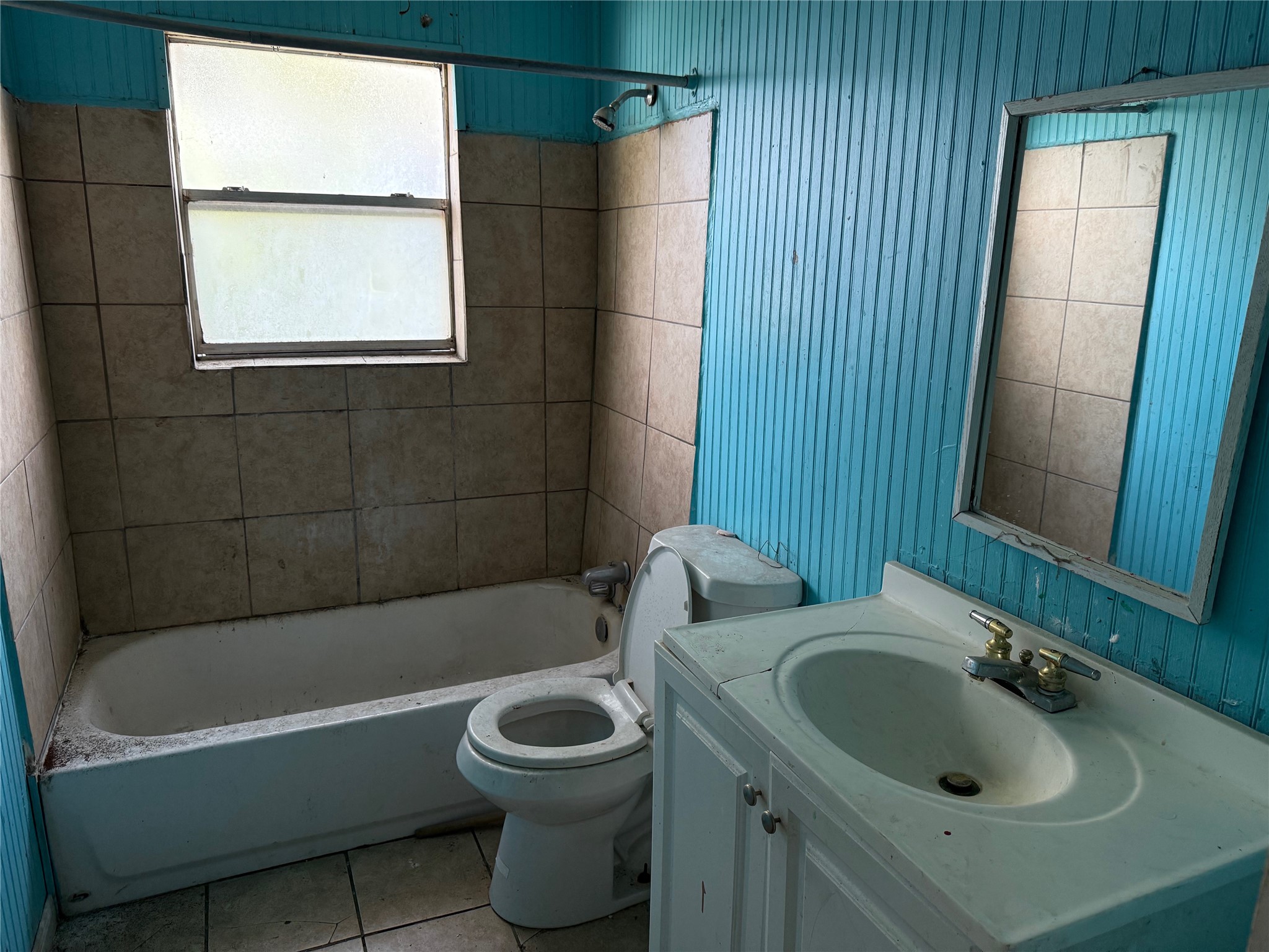 7952 Cinderella Street Houston, TX 77028 - Photo 5 of 18 a bathroom with a sink toilet and bathtub