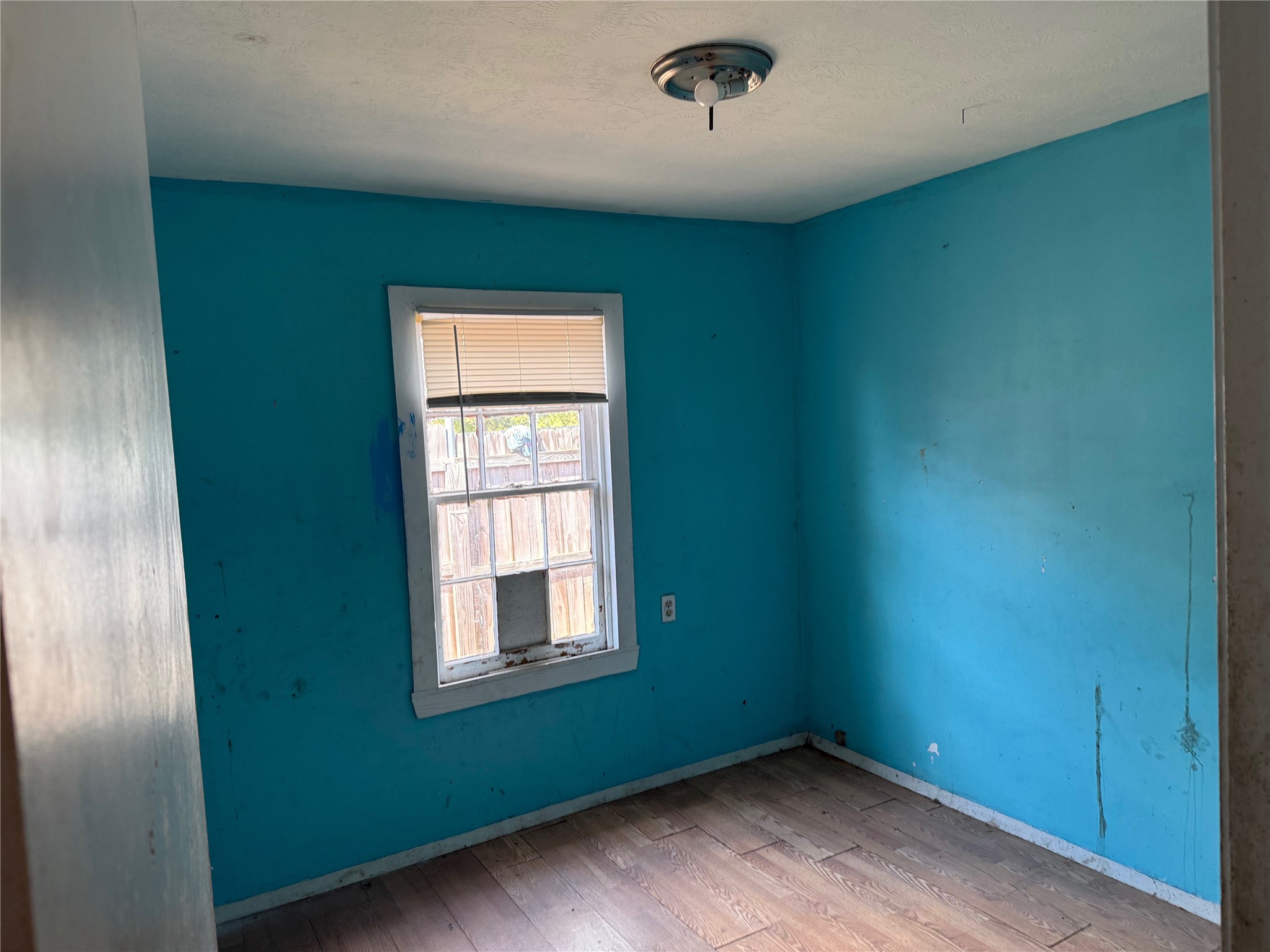 7952 Cinderella Street Houston, TX 77028 - Photo 7 of 18 Middle room/office