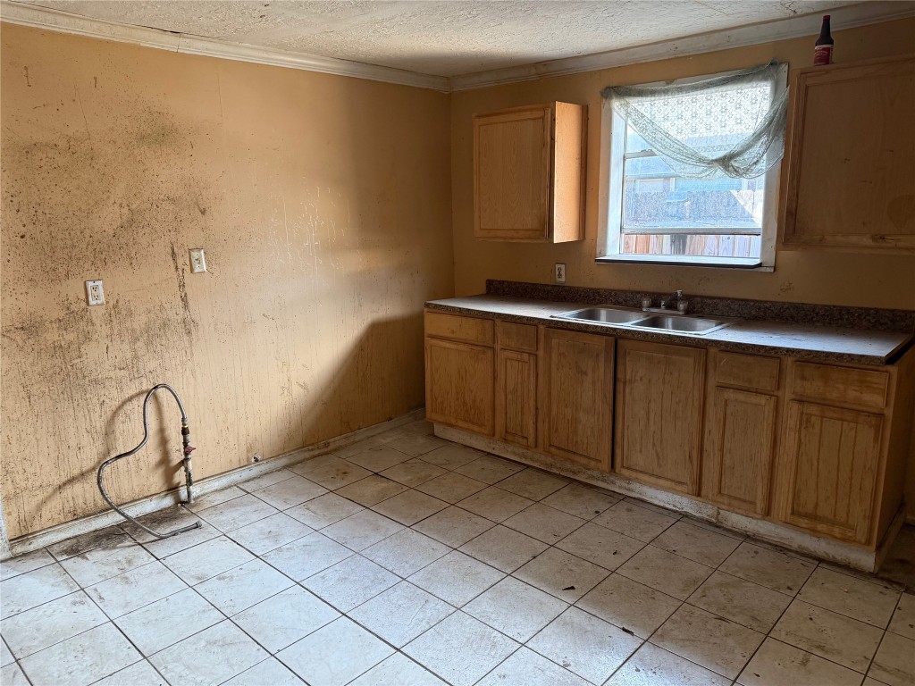 7952 Cinderella Street Houston, TX 77028 - Photo 8 of 18 Kitchen