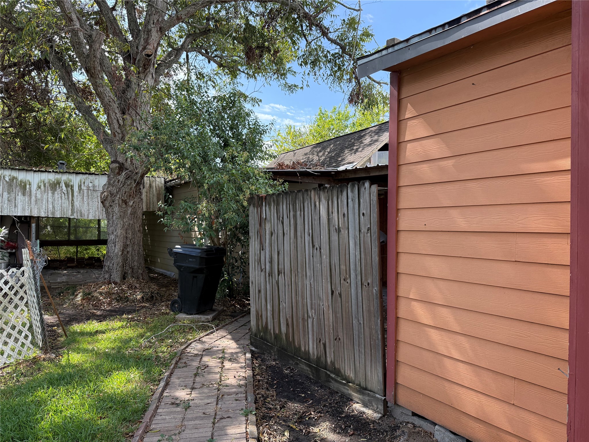 7952 Cinderella Street Houston, TX 77028 - Photo 10 of 18 Side yard