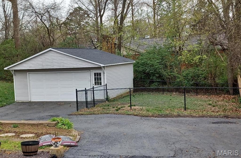 7910 South Rock Hill Road St. Louis, MO 63123 - Photo 3 of 16