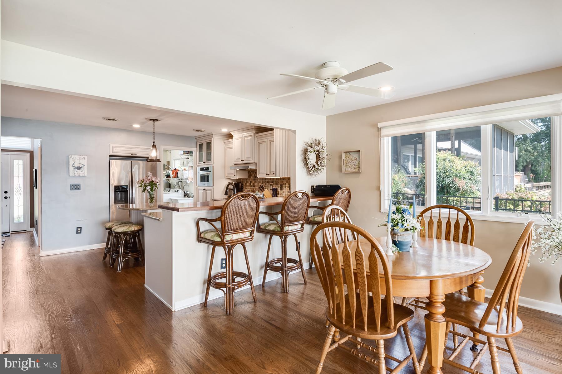 8111 Ventnor Road Pasadena, MD 21122 - Photo 10 of 30 Casual dining with water views