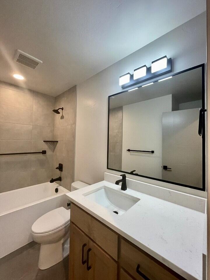 388 Randy Street Ashland, OR 97520 - Photo 22 of 30 Guest Bathroom