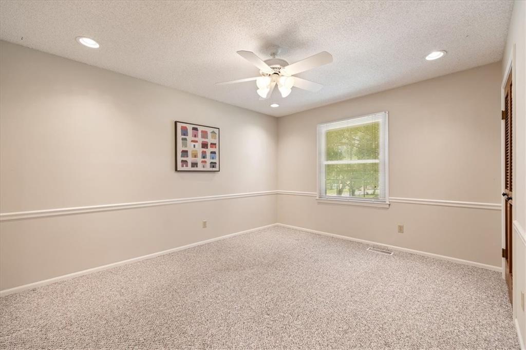 16206 Riggs Road Stilwell, KS 66085 - Photo 10 of 46