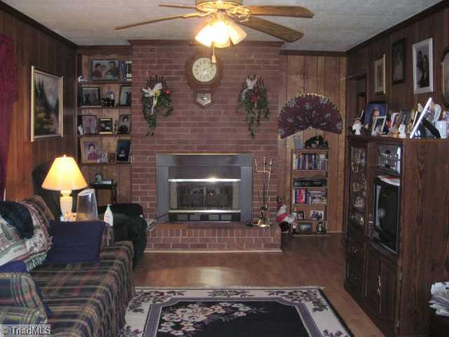 2666 Shoals Road Pinnacle, NC 27043 - Photo 4 of 10 Living Room.