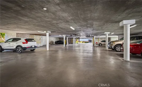 a view of a parking area